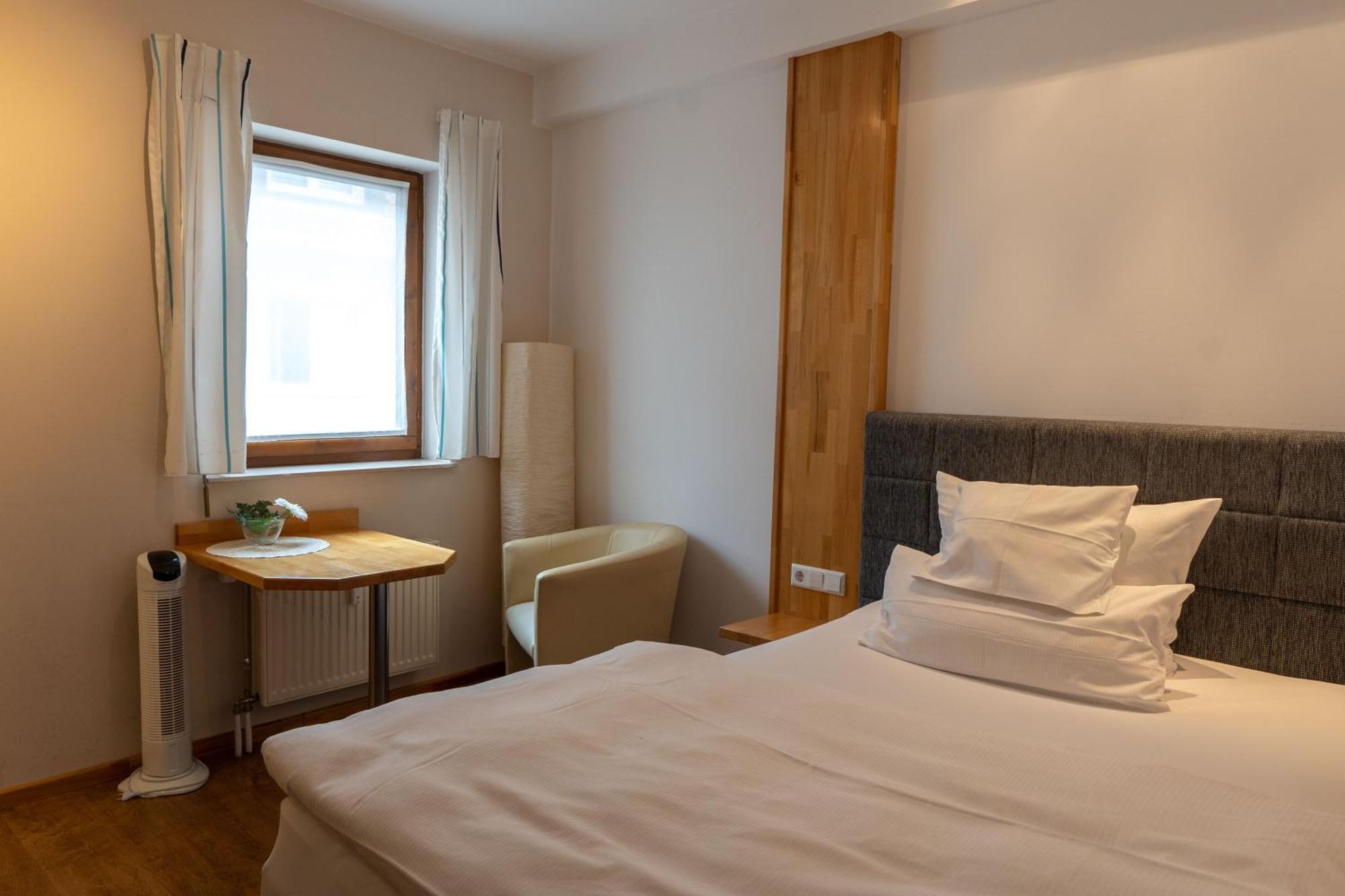 Warum Ins Hotel 네카줄름 외부 사진